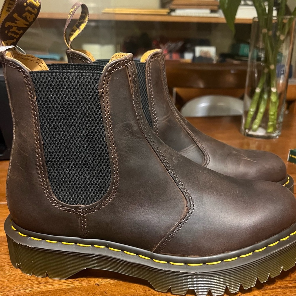 NWOT Dr Martens M8 W9 Chelsea Boots